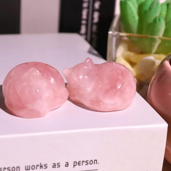 QINJIEJIE Rose Quartz Cat Decor Pink Gift Crystals Sleeping Cat Statue Stone Figurine Carved Polished Gemstones Decors Office Room Home Desk Lucky Healing Valentines Decoration for Women Cat Lover