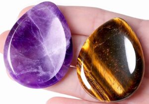 QINJIEJIE 2PCS Worry Stone Amethyst Tiger's Eye Healing Crystals Hand Carved Gemstones Thumb Pocket Stones Meditation Crystal Reiki Water Drop Shaped Palm Stone for Anxiety Therapy