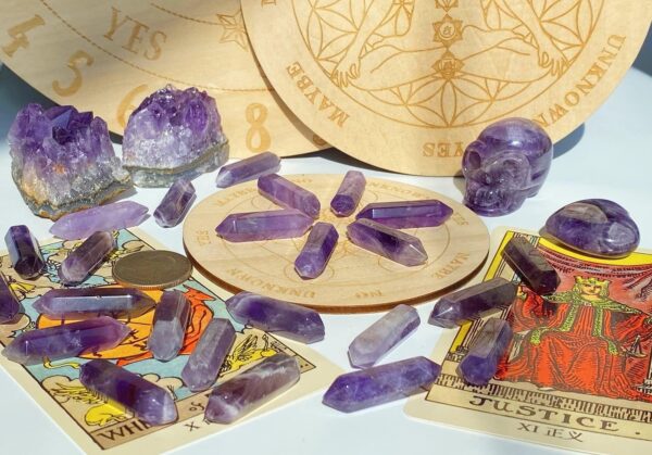 QINJIEJIE 20PCS Amethyst Crystals Wands Stones Set Healing Crystal Points Bulk Gemstones Hexagonal Polished Gems Natural Reiki Stone for Energy Balancing Meditation Witchcraft Gifts
