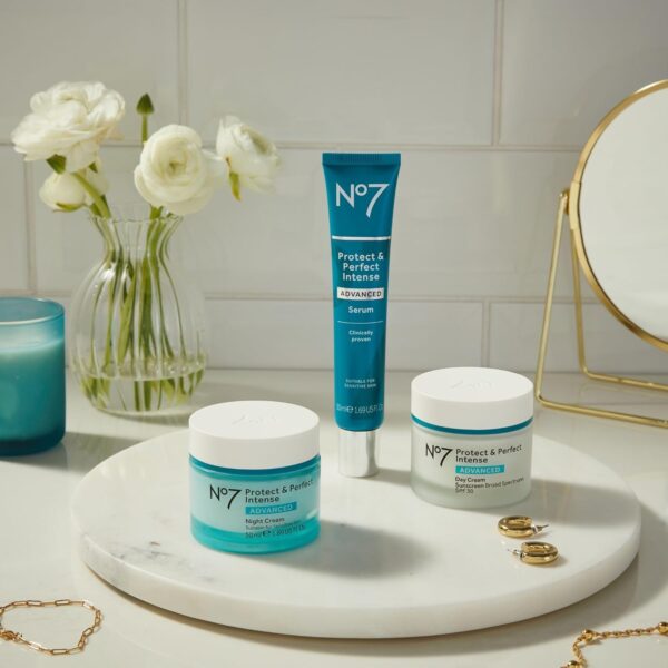 71r90kuXgcL._SL1500_.jpg No7 Protect & Perfect Intense Advanced Day Cream SPF 30 - Anti-Aging Facial Moisturizer with Anti-Wrinkle Technology - Hydrating Hyaluronic Acid Cream for Radiant Youthful Skin (50ml)