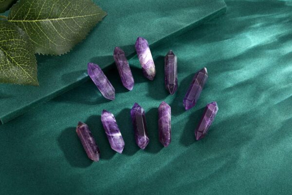 QINJIEJIE 20PCS Amethyst Crystals Wands Stones Set Healing Crystal Points Bulk Gemstones Hexagonal Polished Gems Natural Reiki Stone for Energy Balancing Meditation Witchcraft Gifts