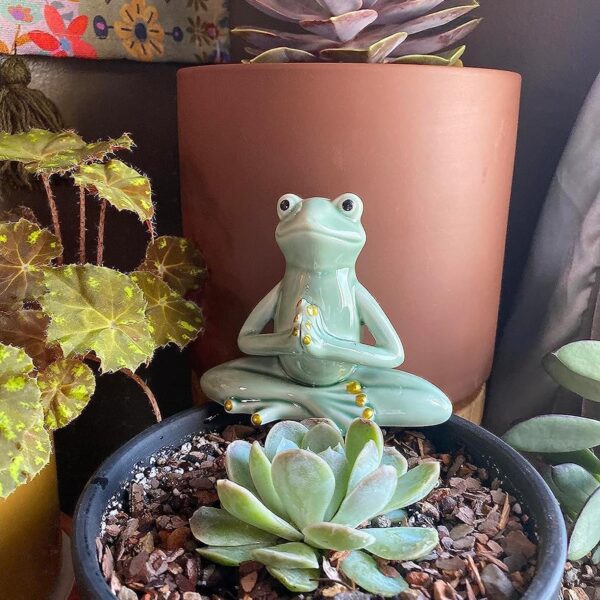 OwMell Ceramic Zen Frog Decor, Ceramic Yoga Pose Meditation Frog Staute for Home Zen Decoration - Prayer