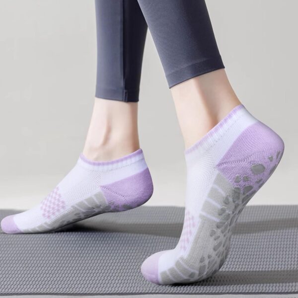 YUEDGE Yoga Pilates Socks for Women Size 6-11, Non Slip Breathable Cushioned White Cotton Ankle Grip Socks